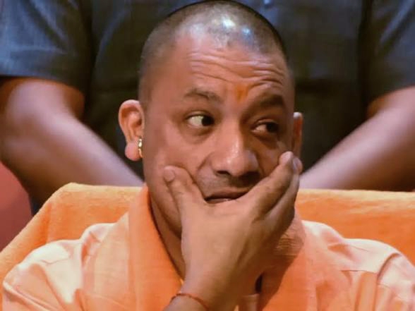 यूपी पुलिस दरोगा परीक्षा के प्रश्न पर विवाद, ‘अवसर के अनुसार बदल जाने वाला’ के विकल्प में ‘पंडित’ लिखे जाने पर बवाल